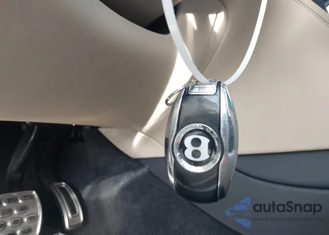 2017 Bentley Bentayga W12/W12 First Edition z USA, uszkodzony, nr VIN SJAAC2ZV0HC015910